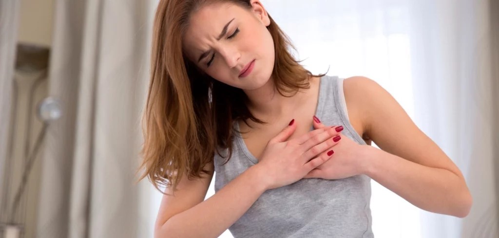 Dolor de pecho en mujeres es signo de alerta poco valorado