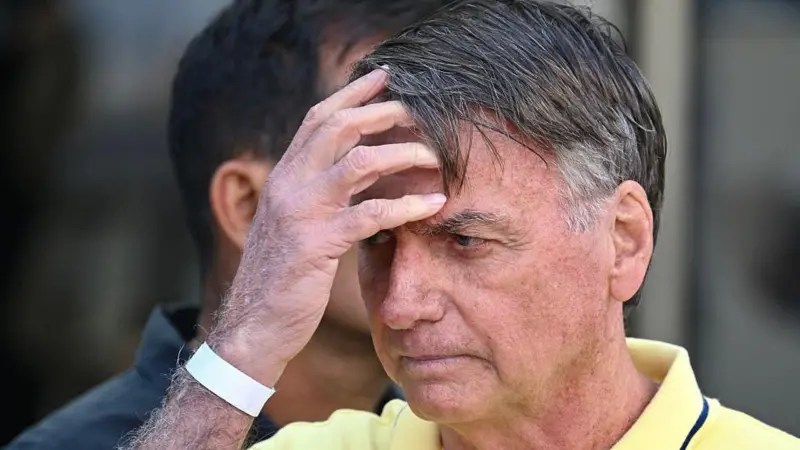 Bolsonaro deja la prisión domiciliaria para ir al hospital, por una emergencia médica