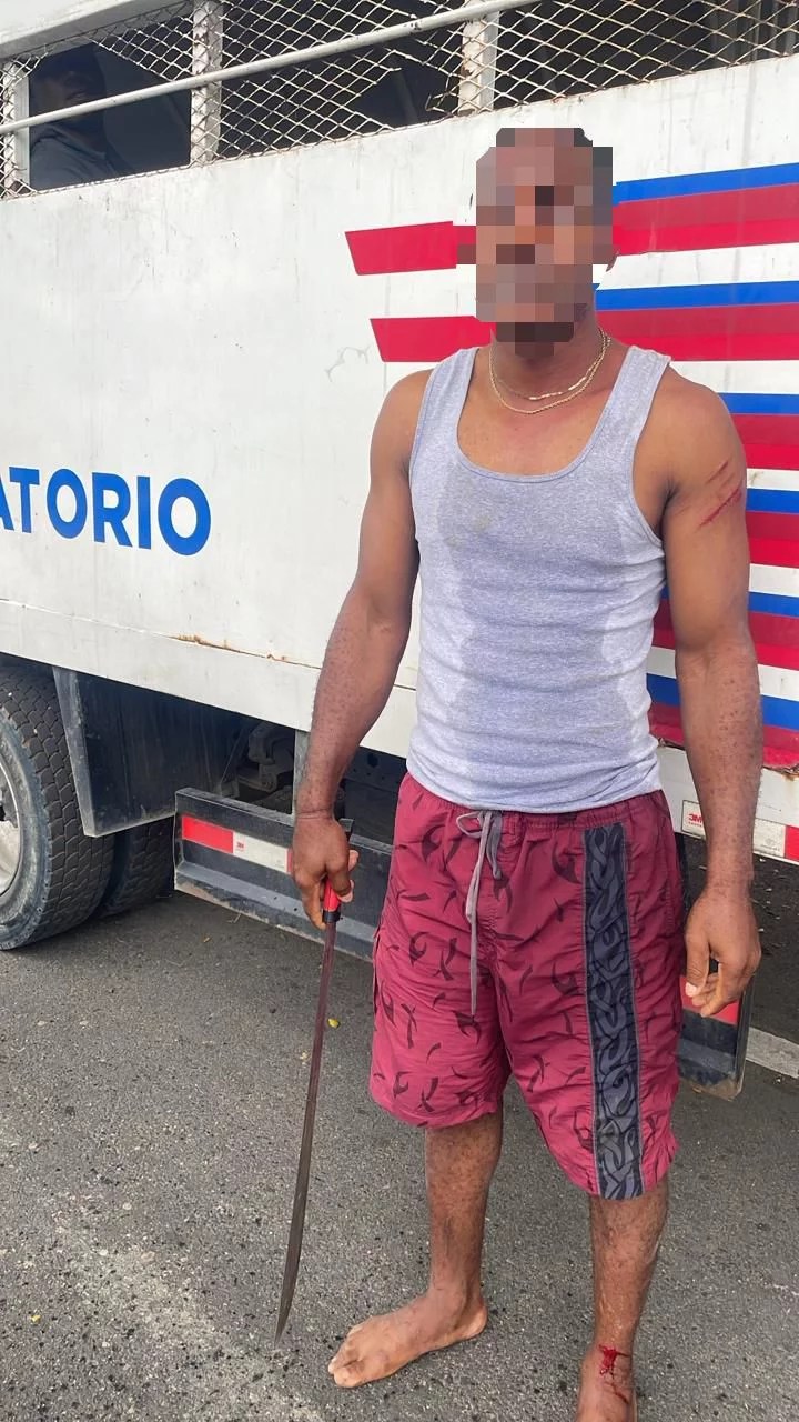 Haitiano indocumentado agrede a agente de Migración durante activo