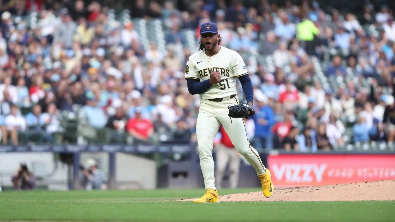 Freddy Peralta sigue sorprendiendo con su gran temporada en Grandes Ligas