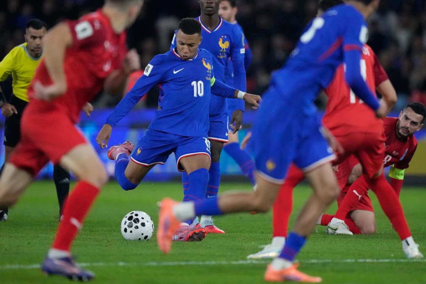 Mbappé marca, pero se retira cojeando al final de la conquista de Francia
