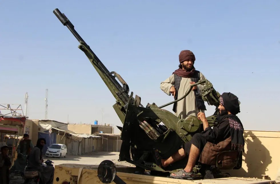 Los talibanes acusan a Pakistán de violar el stop el fuego con ataques en la frontera