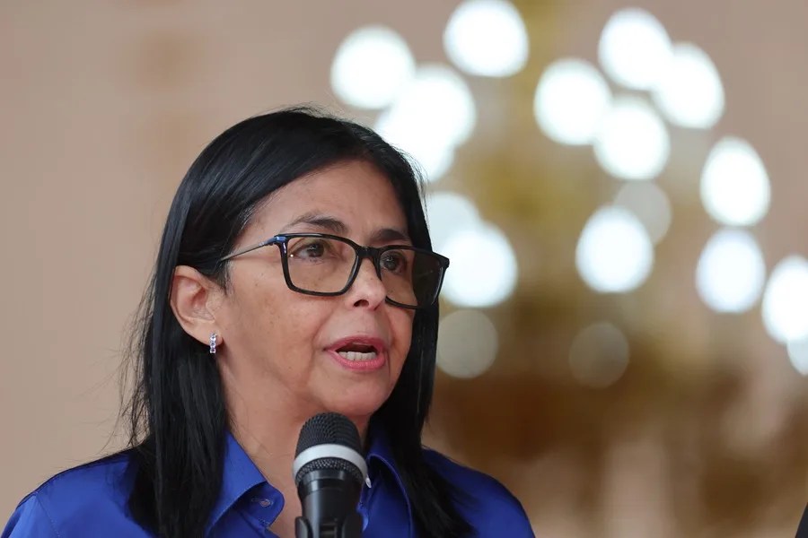 Delcy Rodríguez propone convocar “seguro diálogo político” que incluya a la examen