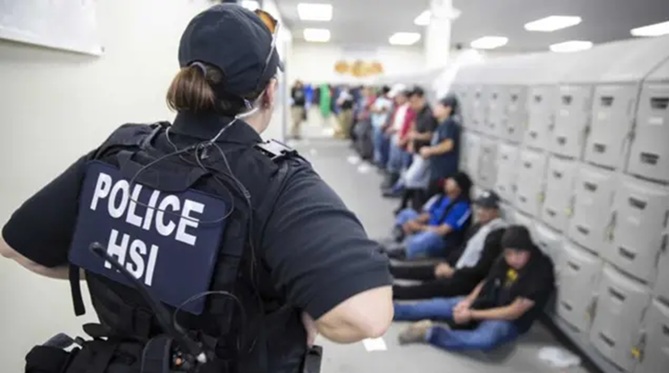 Nueva York propone prohibir la colaboración del ICE con policías locales para redadas