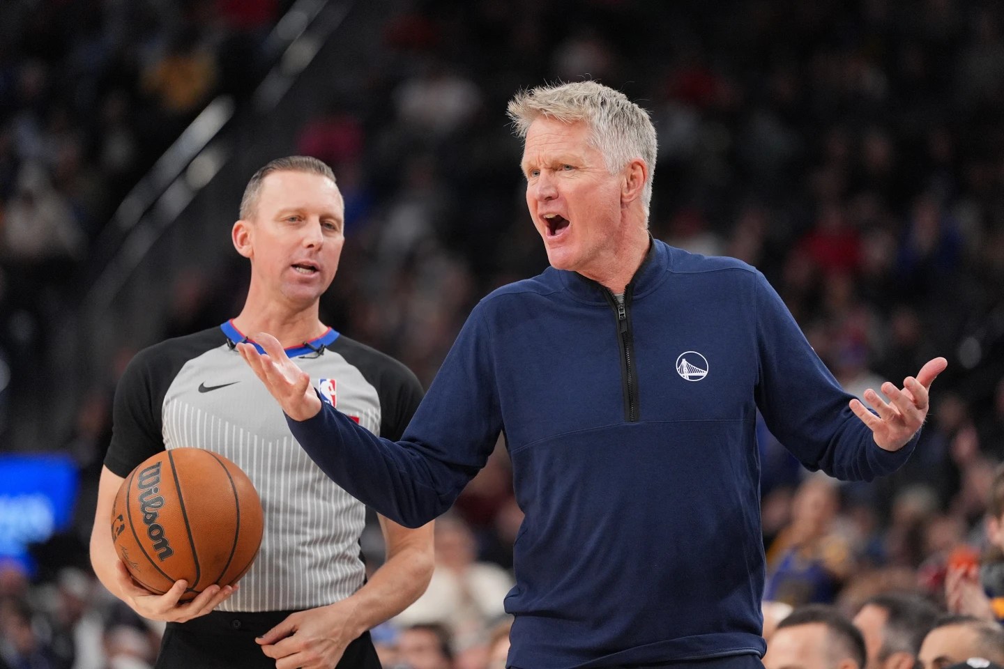 Steve Kerr fue expulsado tras un acalorado intercambio con árbitro