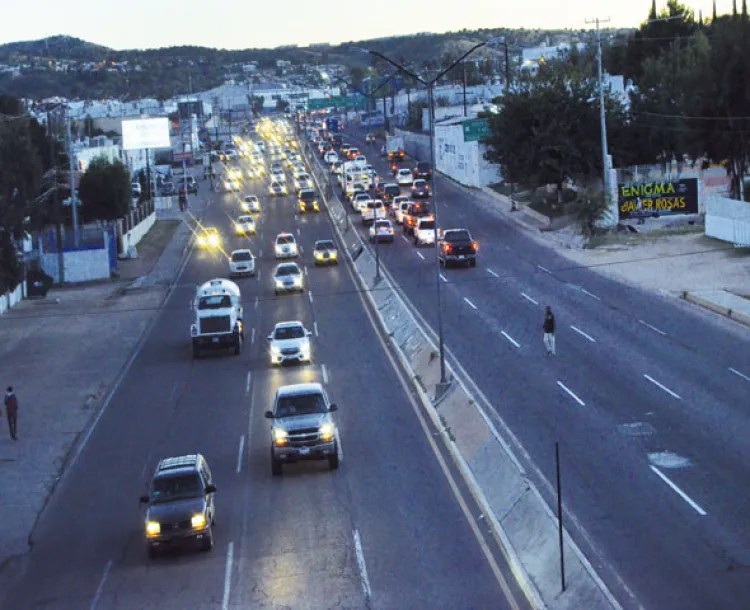 Muchos carros, pocas calles en Nogales