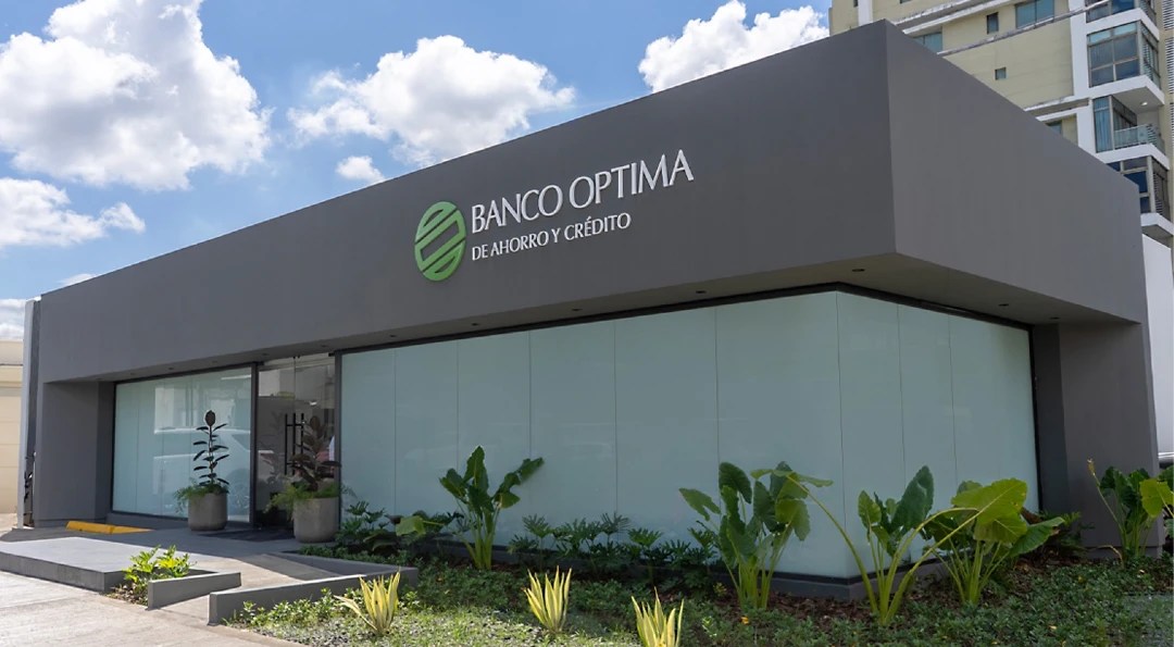 Lado Óptima recibe calificación “BBB estable”, pero con advertencia por suscripción morosidad