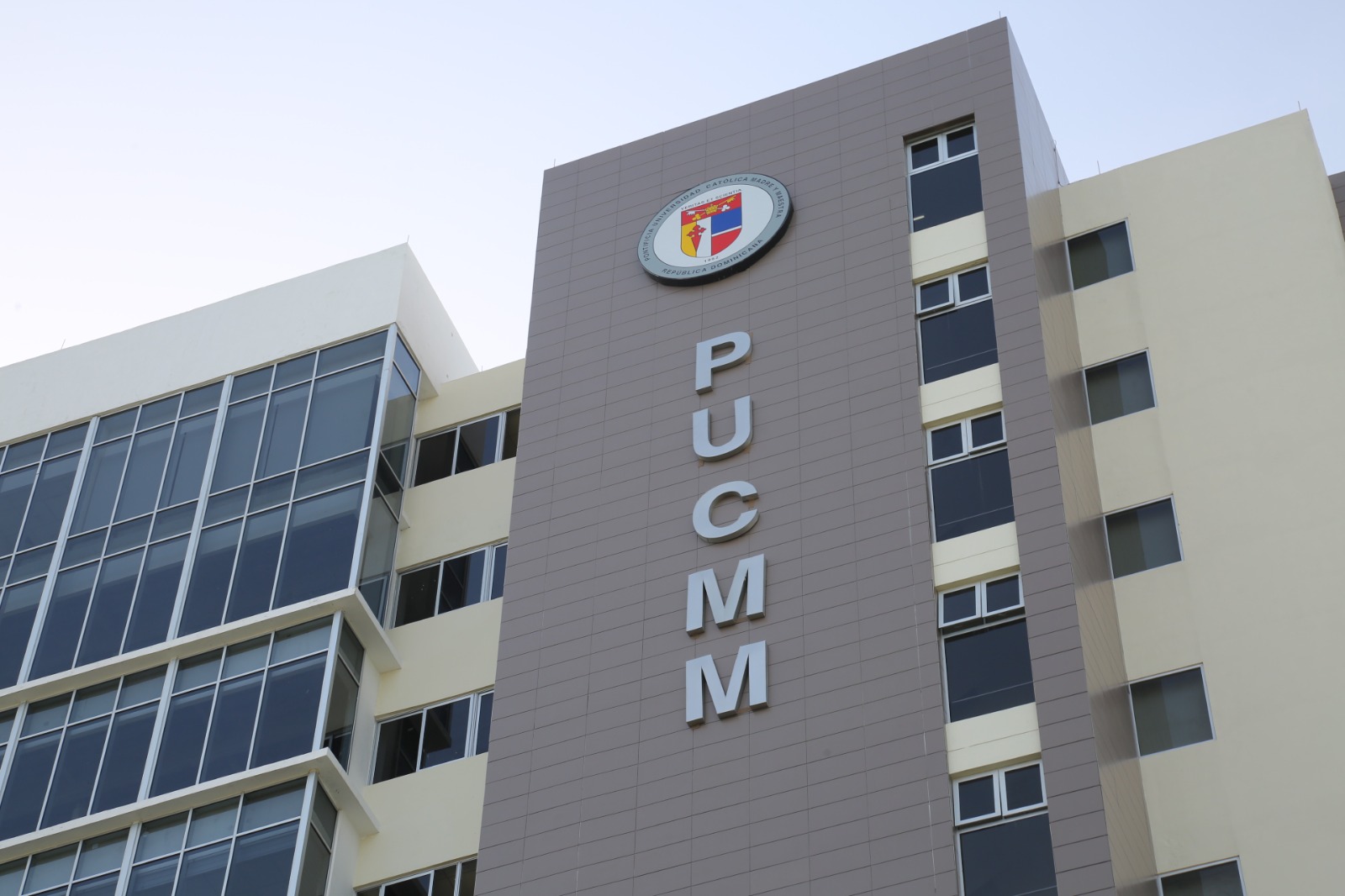 Dependencia de ChatGPT afecta el pensamiento crítico en universitarios y aumenta la procrastinación, revela estudio de la Pucmm