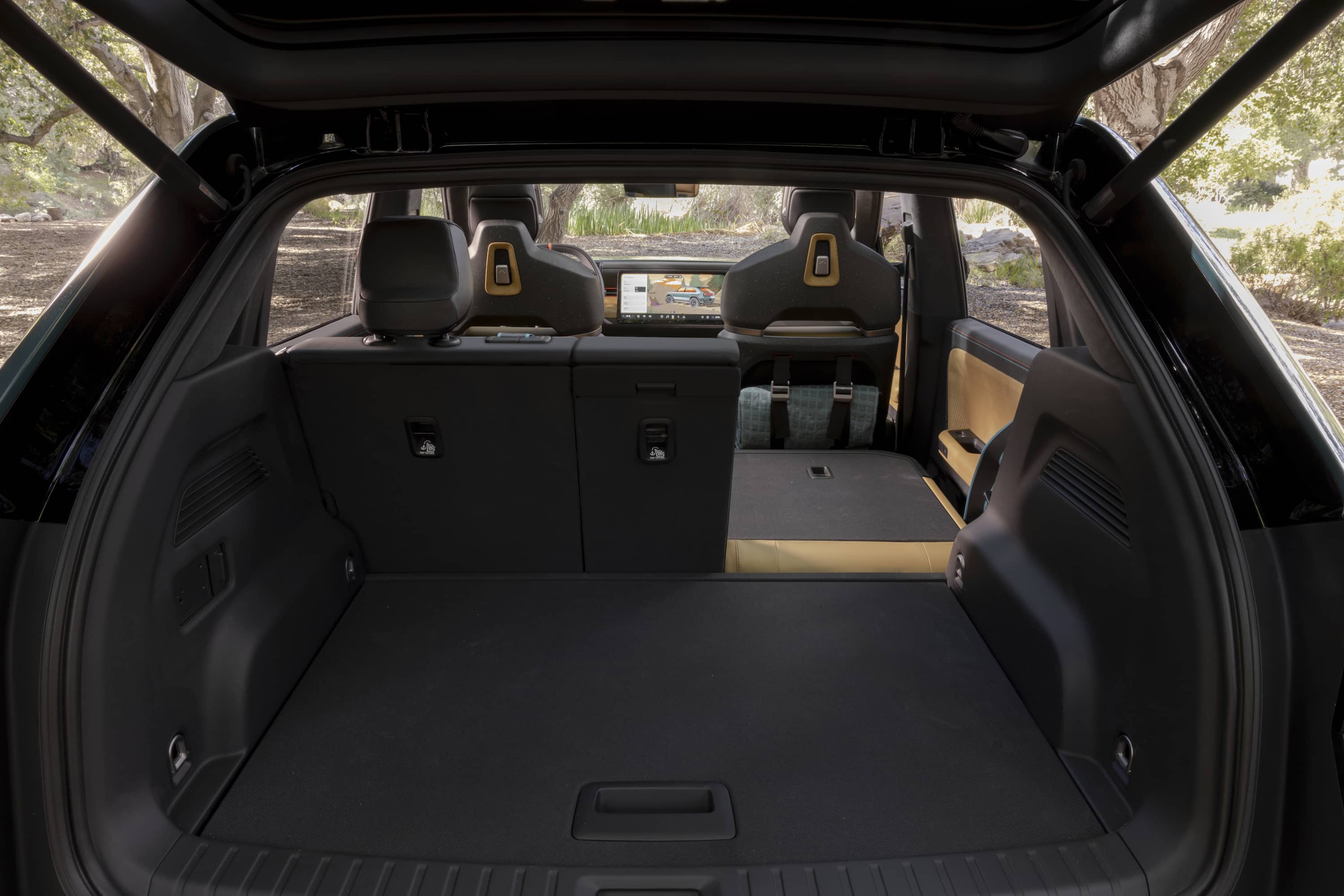 Rivian-R3x-interior