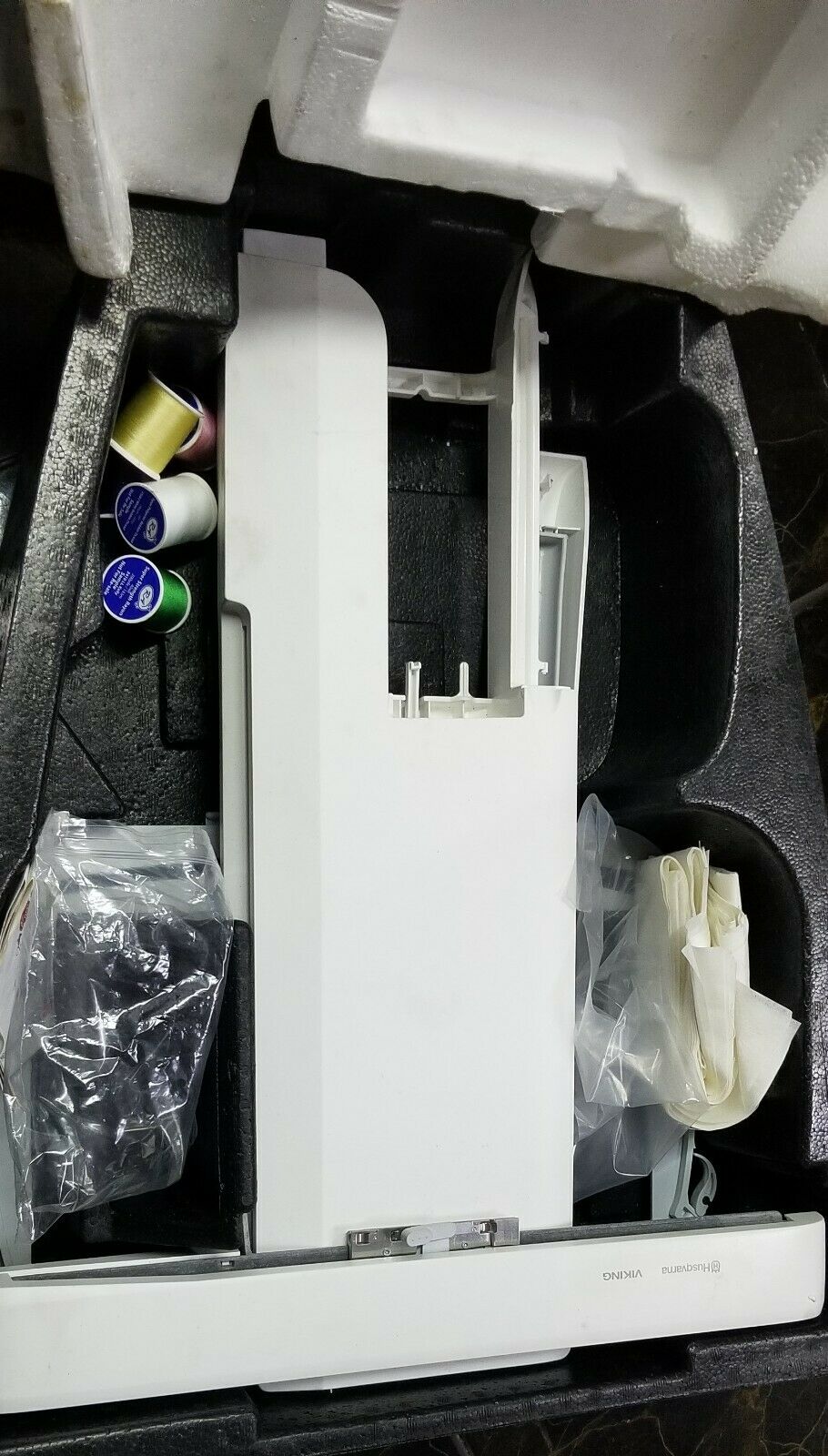 Husqvarna Viking DESIGNER RUBY Sewing And Embroidery Machine 18141126 Electro Extreme