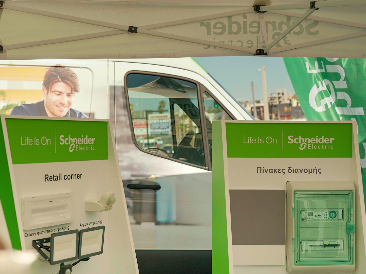 «A Grand Tour into Modern Life!» Ξεκίνησε το roadshow της Schneider