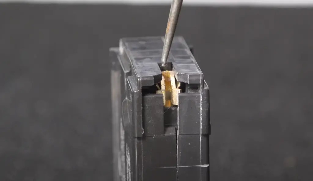 How to Replace a Fuse in a Fuse Box? - ElectronicsHacks