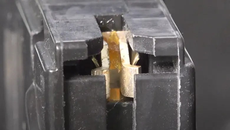 How to Replace a Fuse in a Fuse Box? - ElectronicsHacks