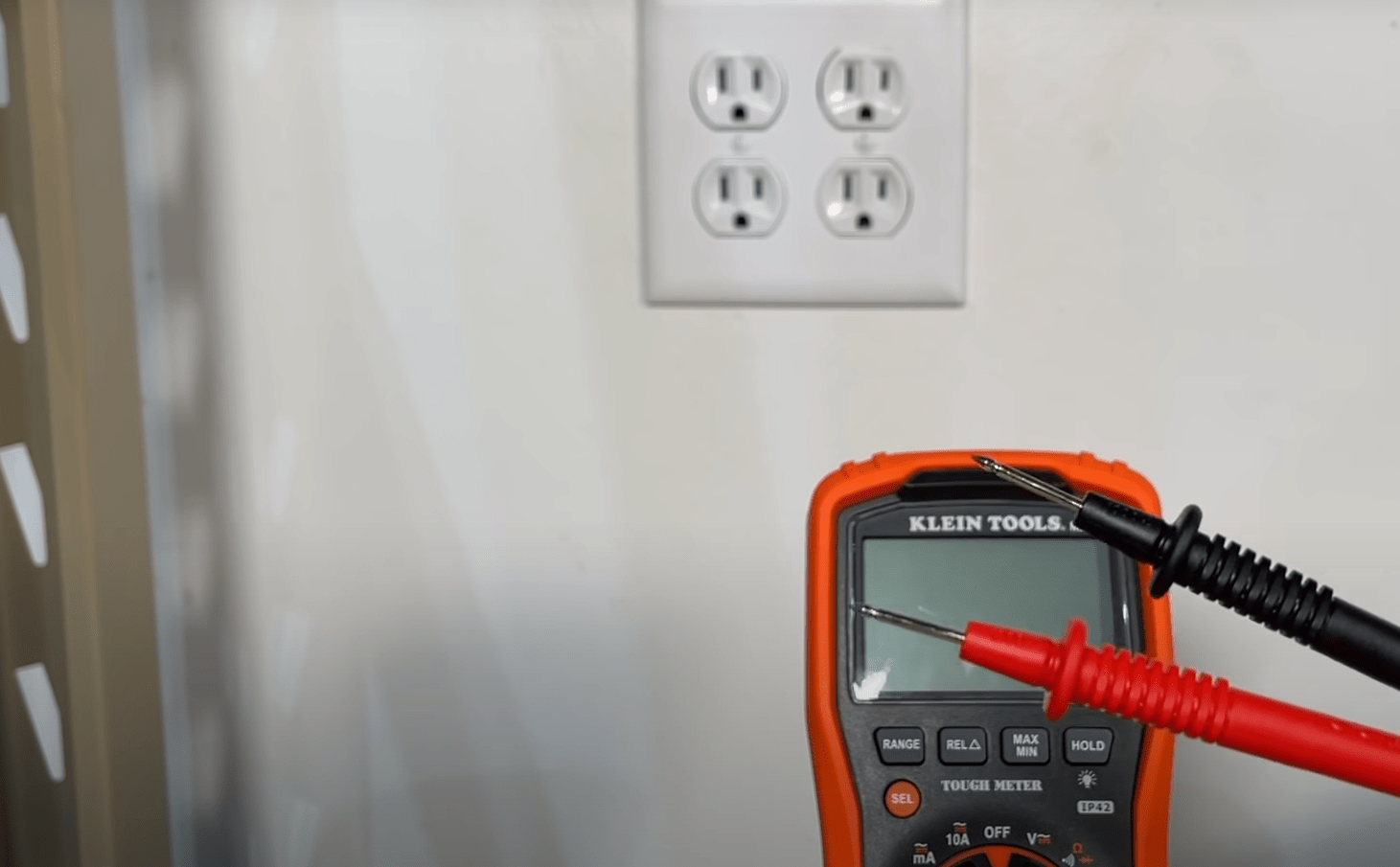 How to Test a Light Socket With a Multimeter? ElectronicsHacks