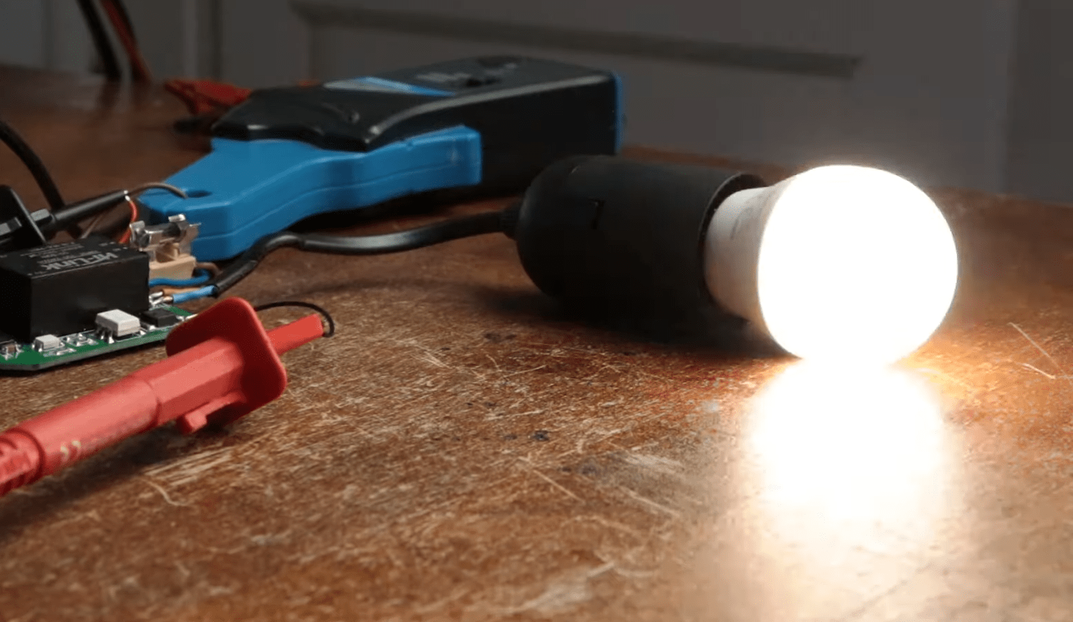 Does a Dimmer Switch Reduce Voltage or Amperage? ElectronicsHacks