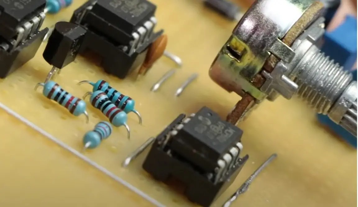 Why the Circuit Has Low Output Impedance and High Input Impedance