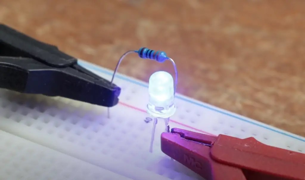 Why the Circuit Has Low Output Impedance and High Input Impedance