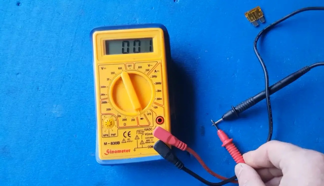 How Is a Voltmeter Connected in a Circuit? ElectronicsHacks