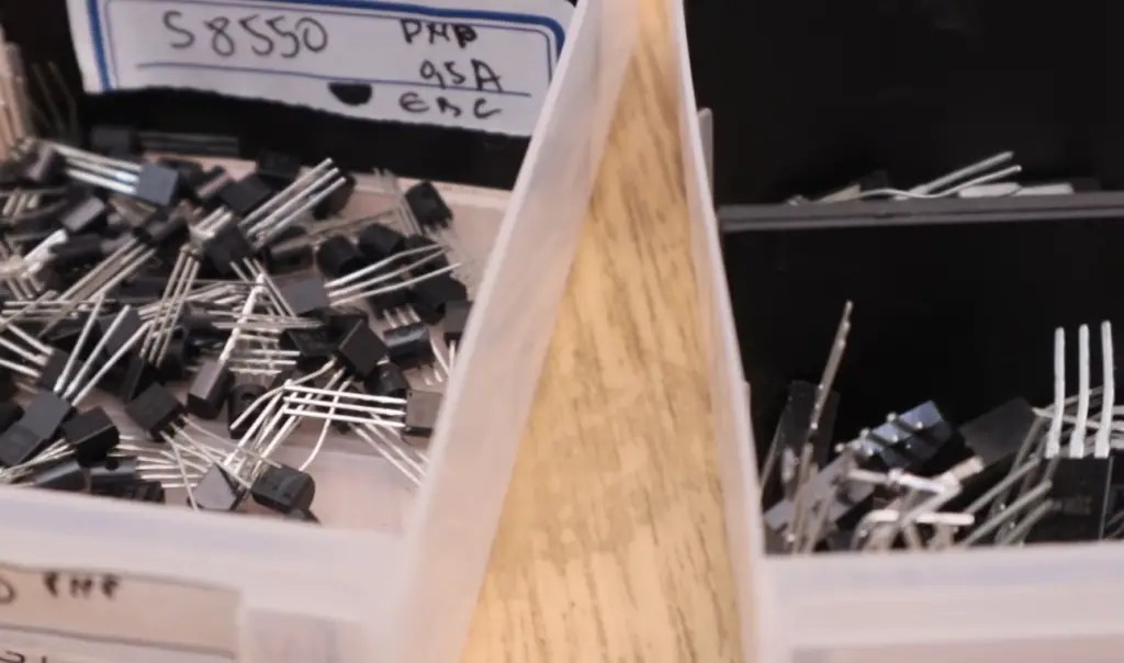 OpAmp vs. Transistor What’s the Difference? ElectronicsHacks