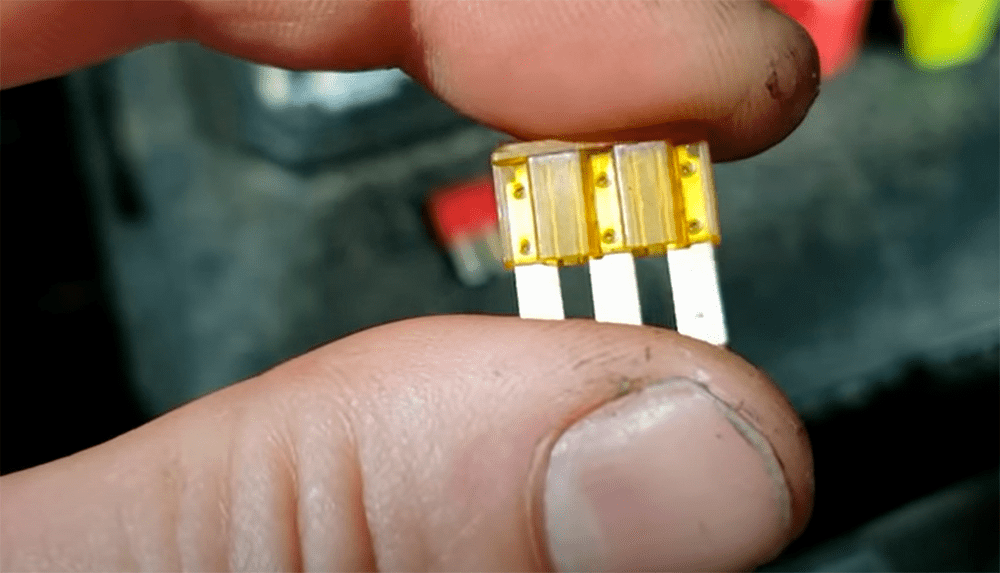 How to Test a Fuse Without a Multimeter? - ElectronicsHacks