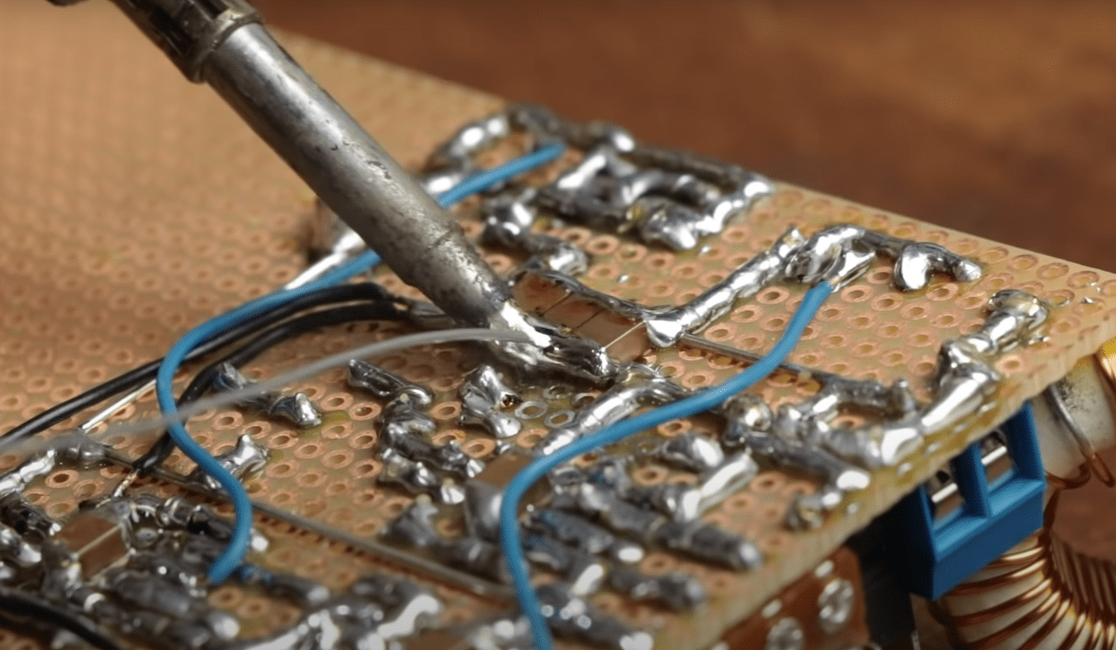 Why the Circuit Has Low Output Impedance and High Input Impedance