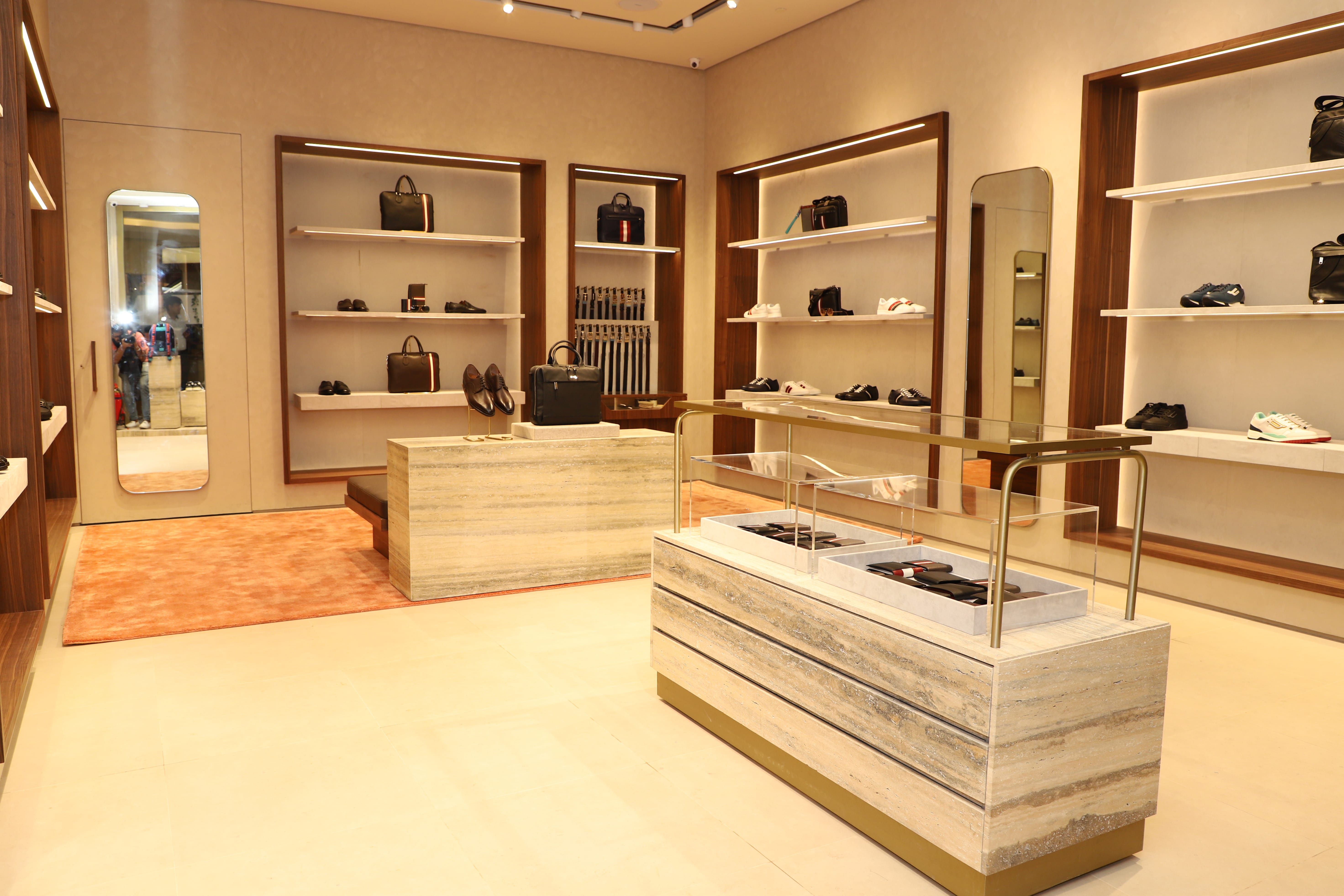 Retail Fixtures, Shop Fittings, retail store fitting india