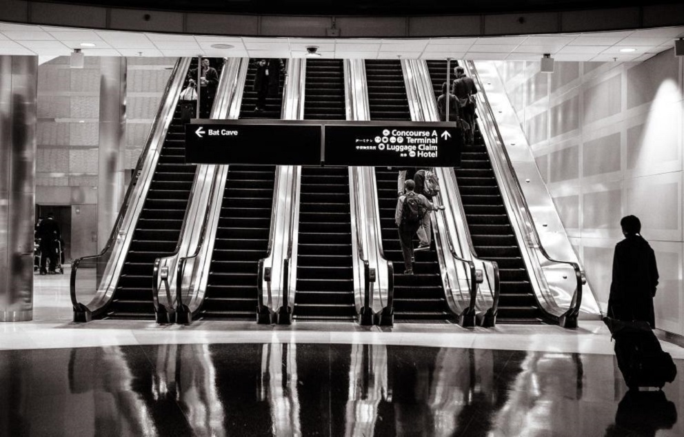 Effects, benefits and risks of reversing the direction of an escalator