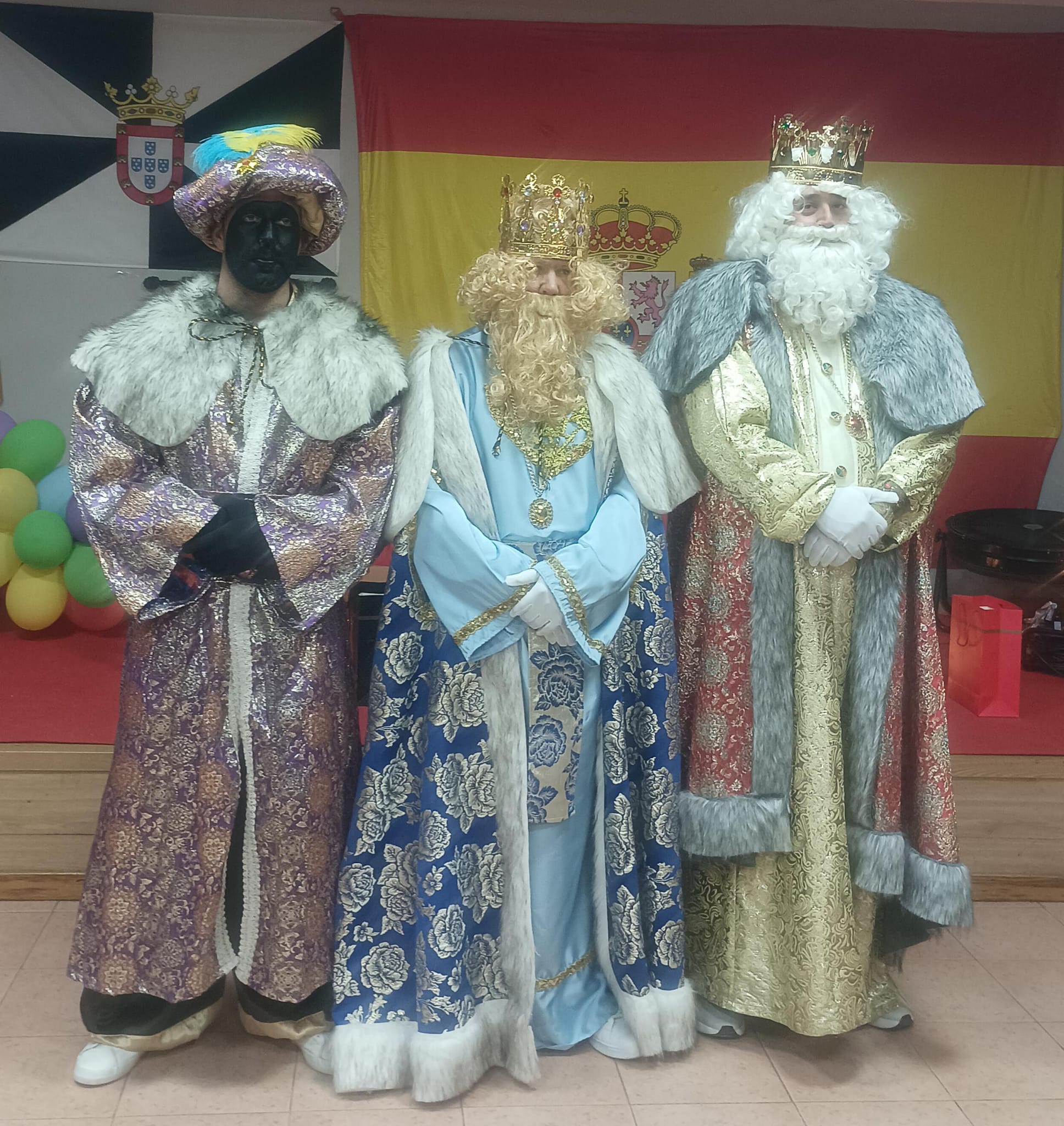 Los Reyes Magos acuden a Los Rosales para estar con los más pequeños