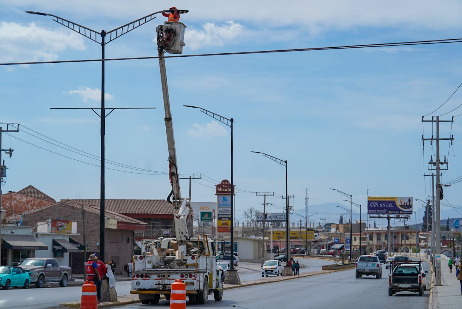 Avanza cambio de luminarias en el blvd. Plan de Guadalupe