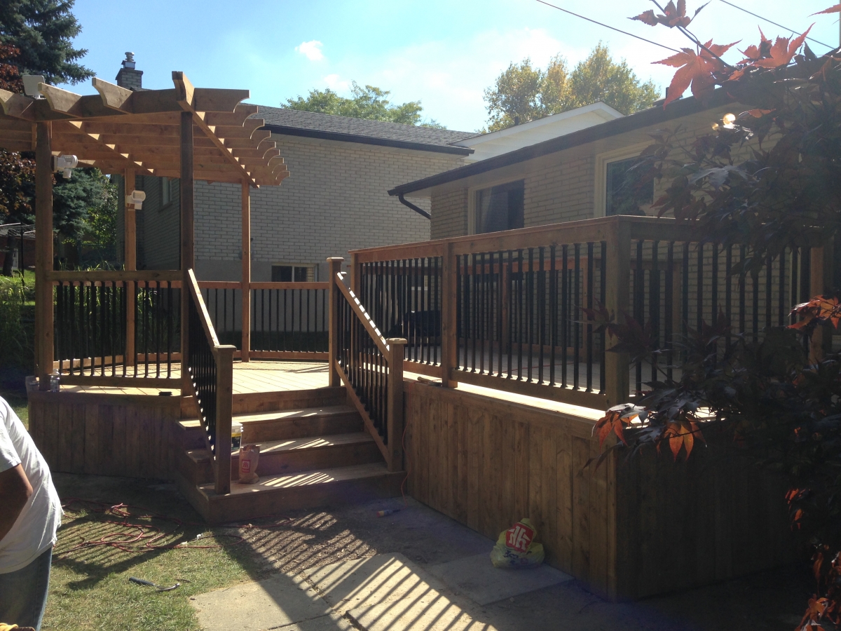 Deck and fence builders in Kitchener Waterloo Elite Carpentry Plus