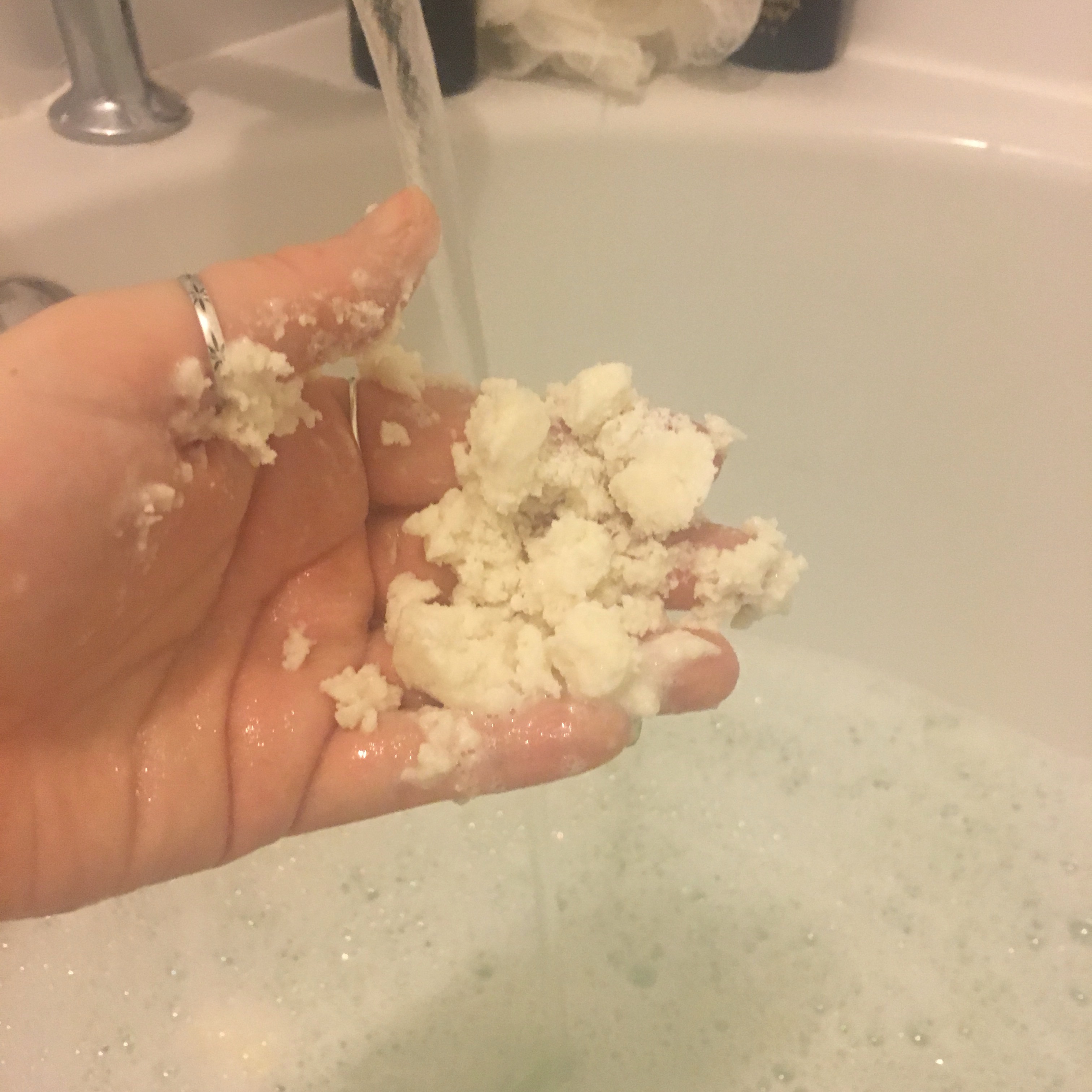 LUSH REVIEWMilky Bath Bubble Bar elliesprettylittlelessons
