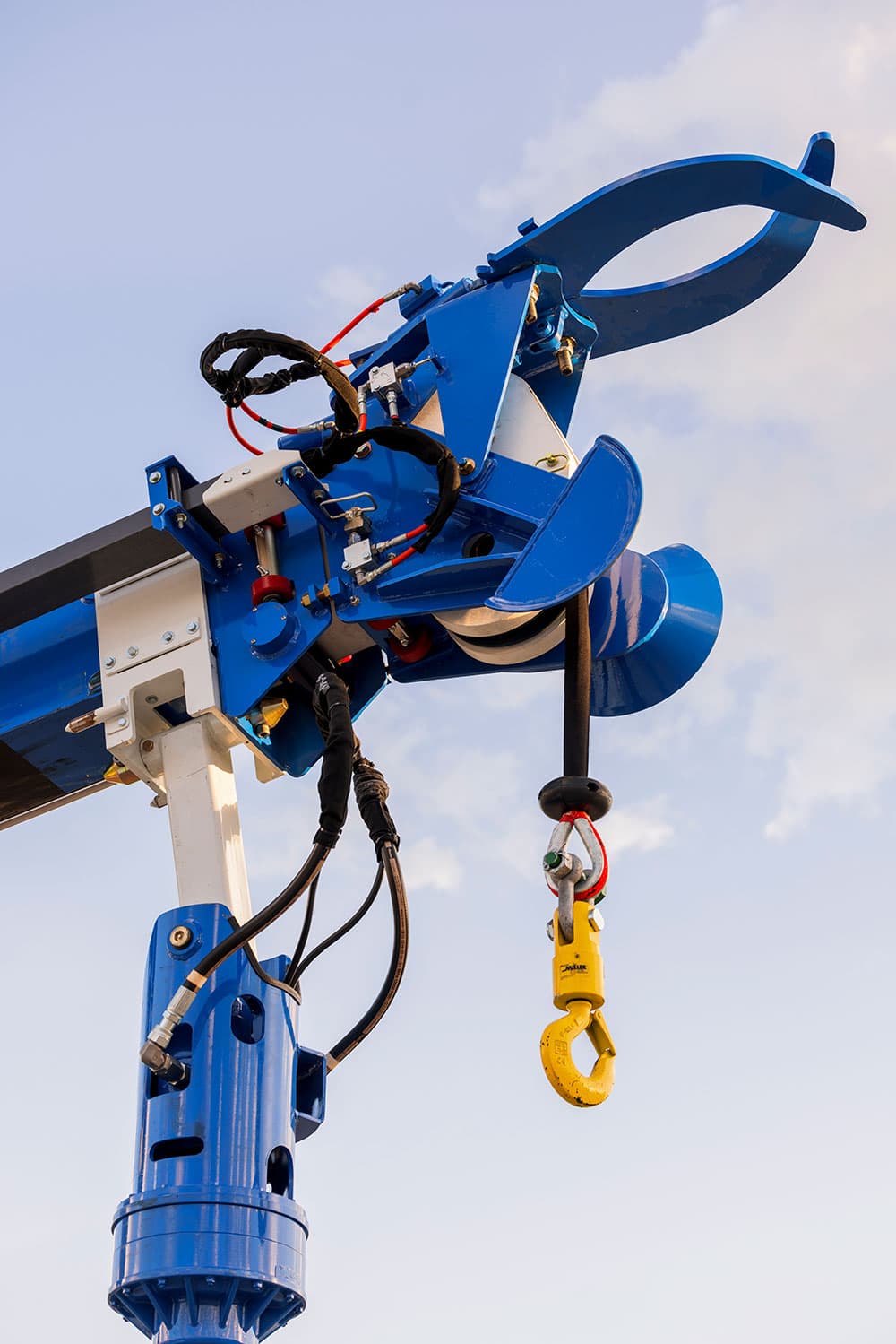 D47i DIGGER DERRICK | Elliott Equipment Company