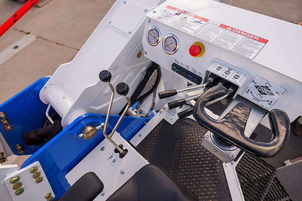 D47i DIGGER DERRICK | Elliott Equipment Company