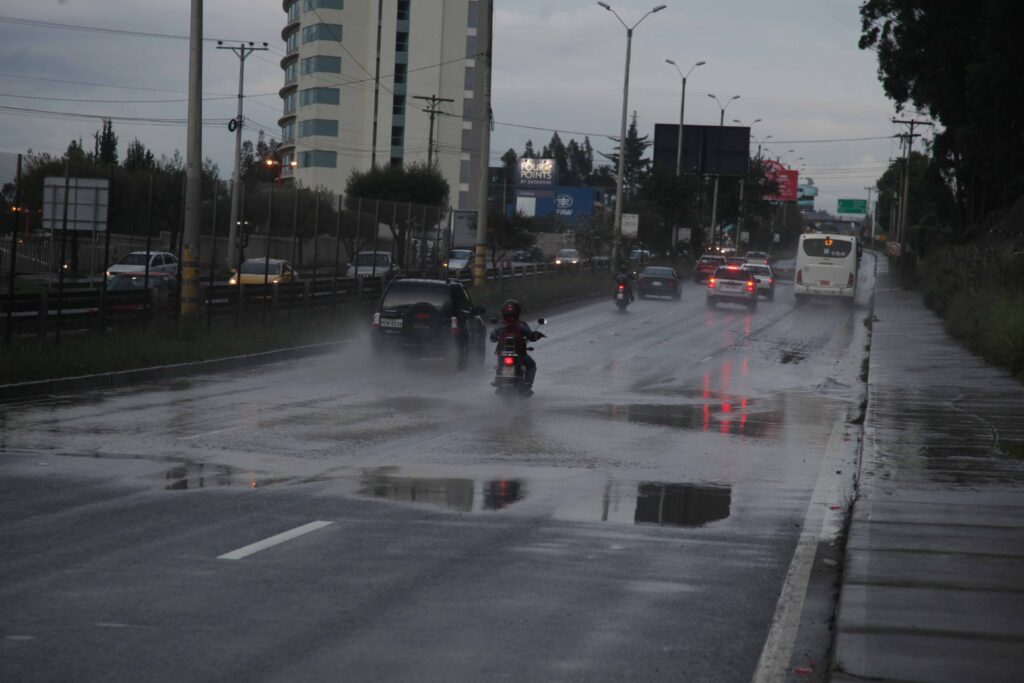 Agua represada un riesgo en la vía rápida CuencaAzoguesBiblián