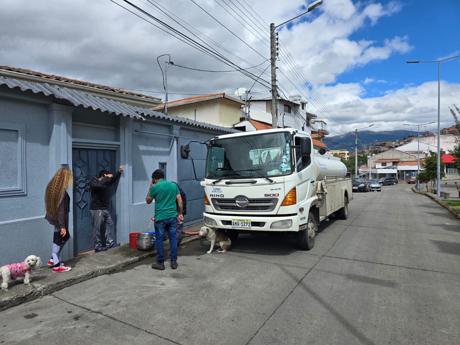 Tanqueros abastecen de agua por suspensión en Cuenca