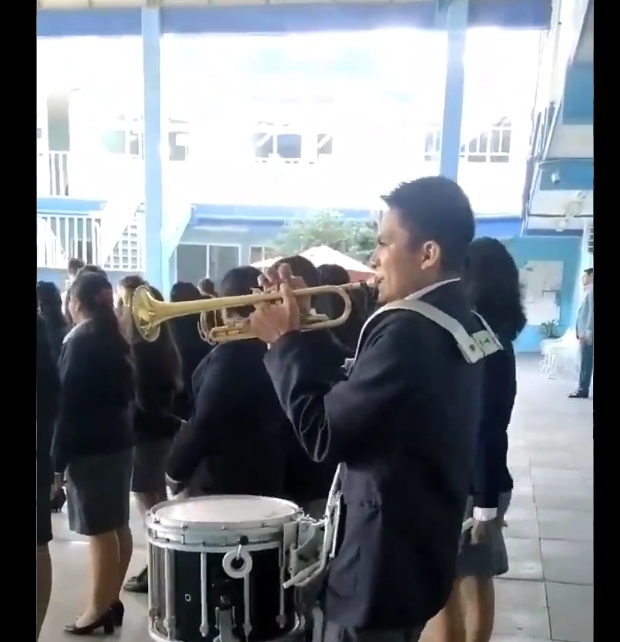 (VIDEO) Solitario estudiante en Puebla, integra la banda de guerra de