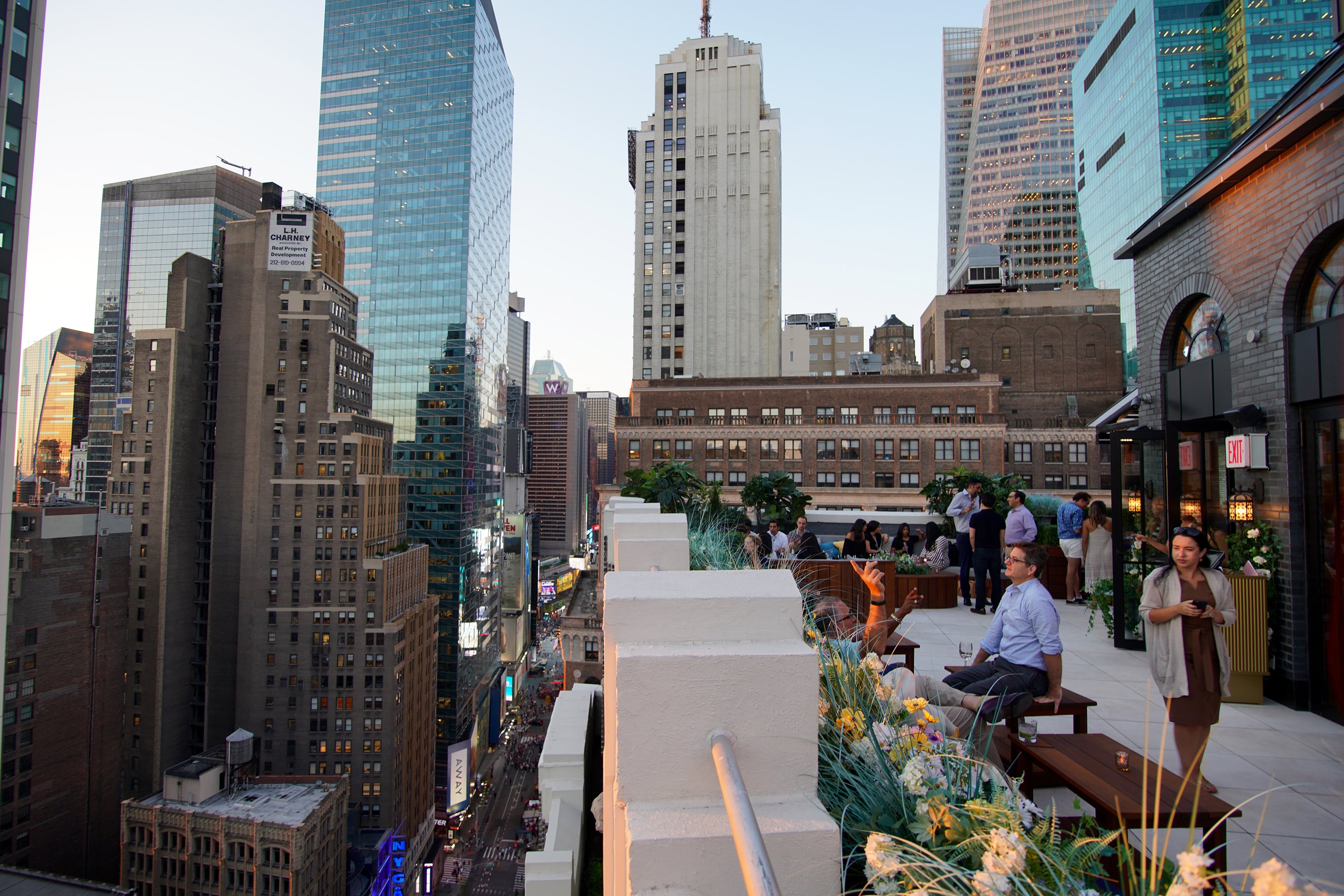 Gallery Stunning NYC Views & Events in the Best Rooftop Bar.