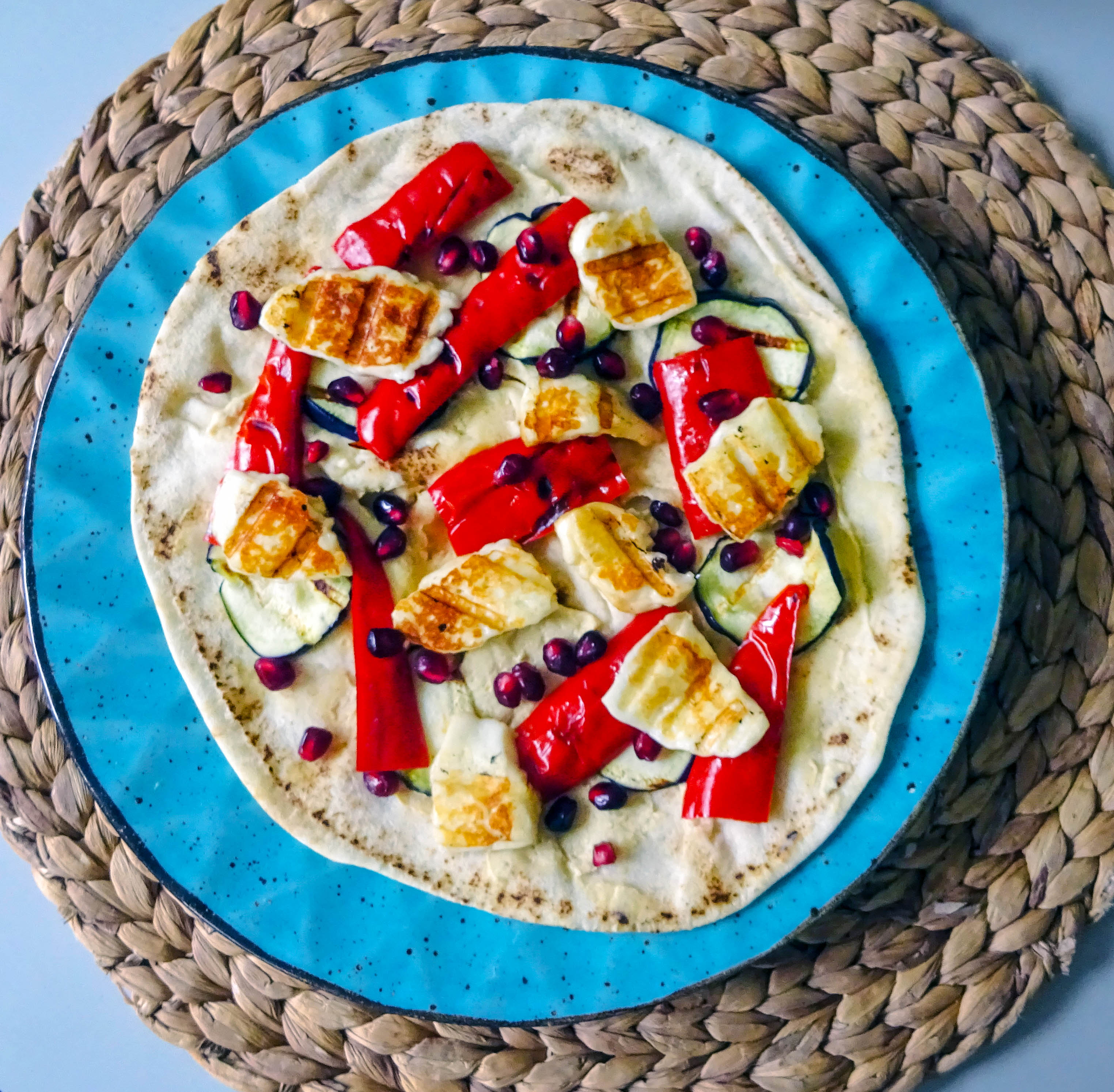 Flatbread pizza met hummus, gegrilde aubergine & paprika en halloumi