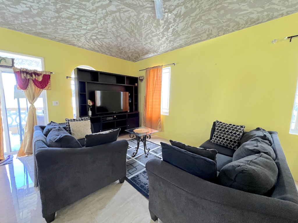 RH290 Comfortable 3 bed 2 bath apartment, Carrot Bay Emerald