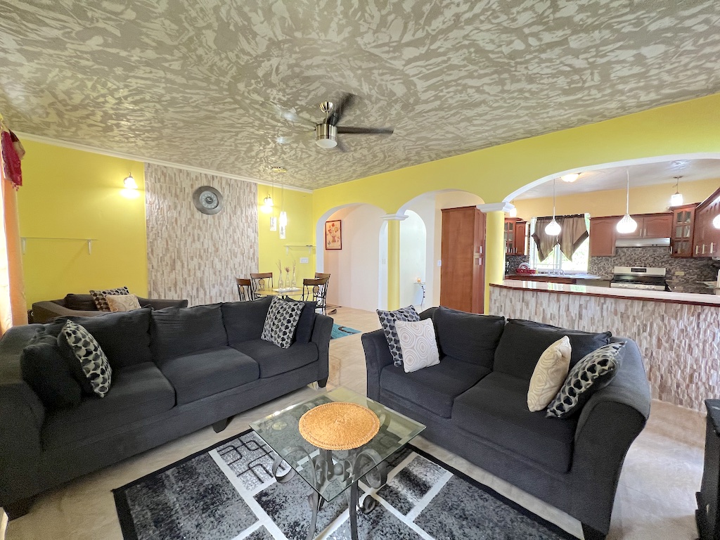 RH290 Comfortable 3 bed 2 bath apartment, Carrot Bay Emerald