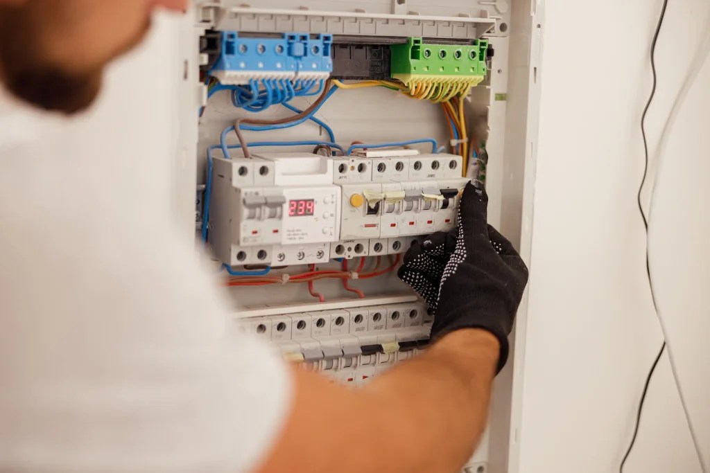 Install Fuse Box Emergency Electrician