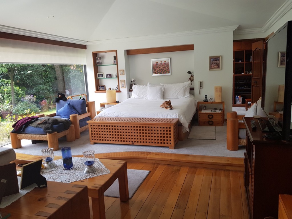 LINDÍSIMA CASA EN UN SOLO PISO DENTRO DE LA PARTE BAJA DE BOSQUES DE