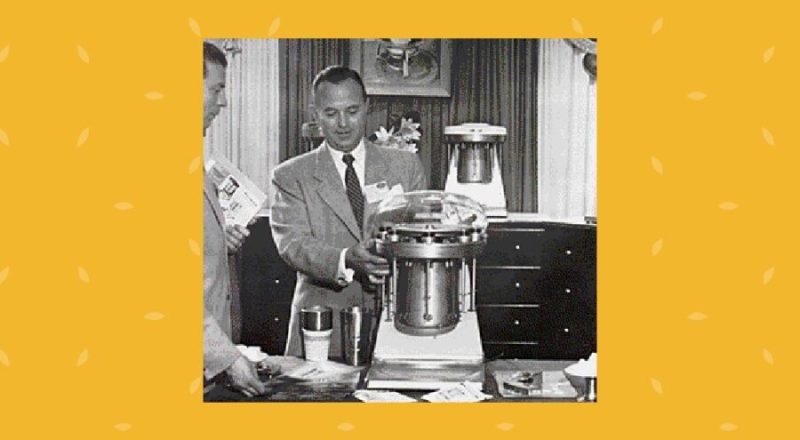 Ray Kroc junto a una Multimixer / Imagen: McDonald's Fandom