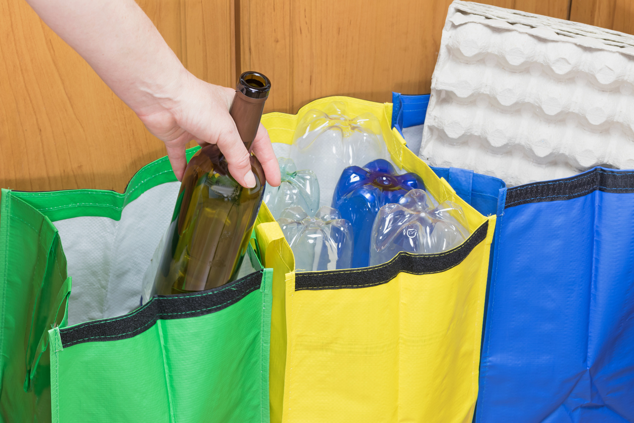 Diez consejos para que los cubos de reciclaje no invadan tu espacio