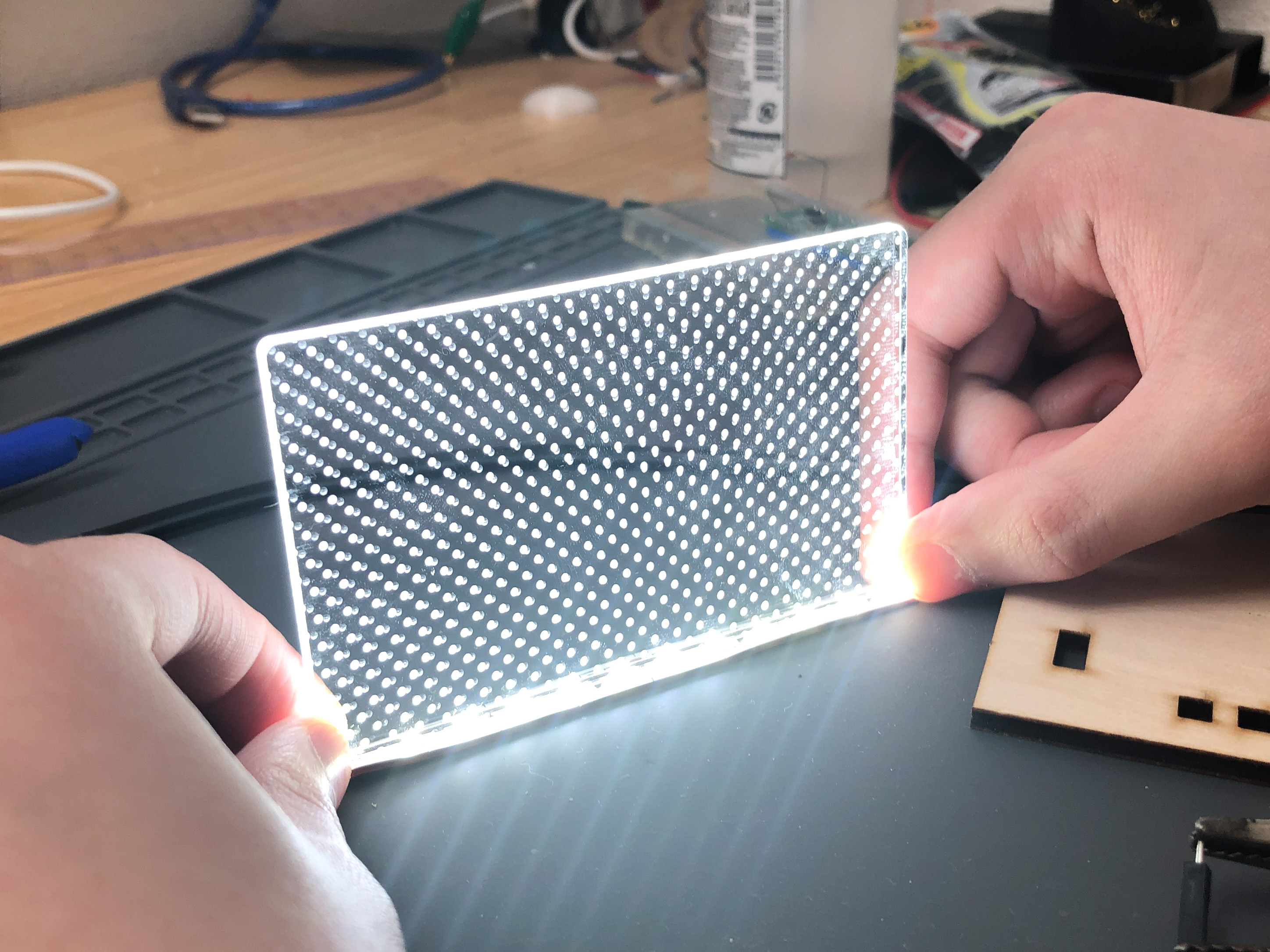 Make a flat light emitting lighting by processing acrylic into a light
