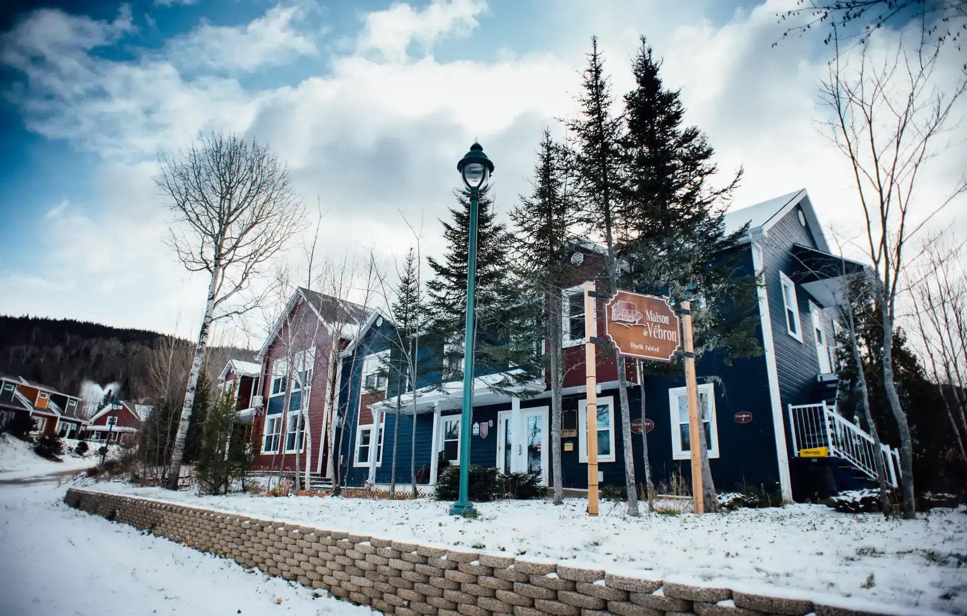 Small hotel, rooms and condos in L'AnseSaintJean at the Saguenay