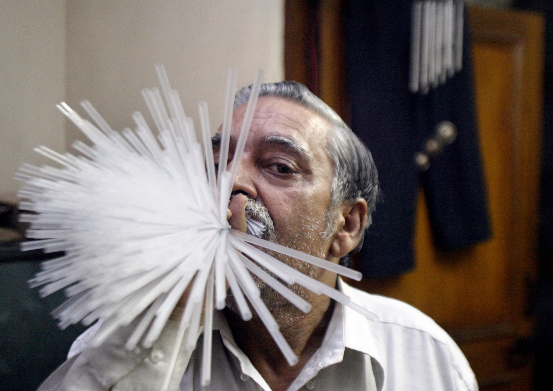 Man removes all his teeth to set Guinness world record (pics