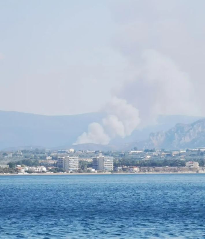 Large fire rages in Corinth One settlement evacuated (photosvideo
