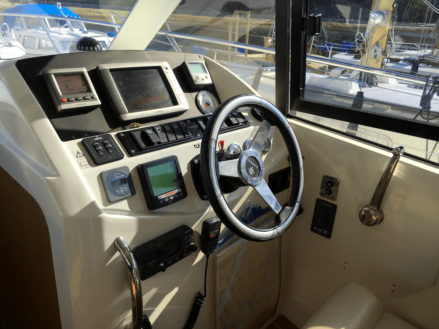 Glass cockpit dashboard for a boat ENDIGE BOATING