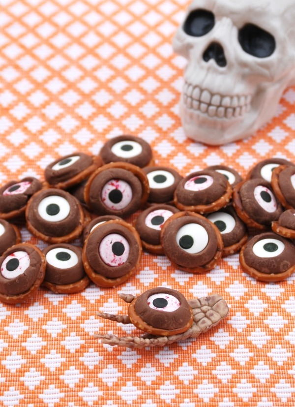 Pretzel Rolo Monster Eyeballs {31 Days of Halloween Day 14